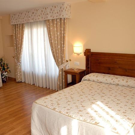 Aparthotel Tres Caminos El Grado Cameră foto