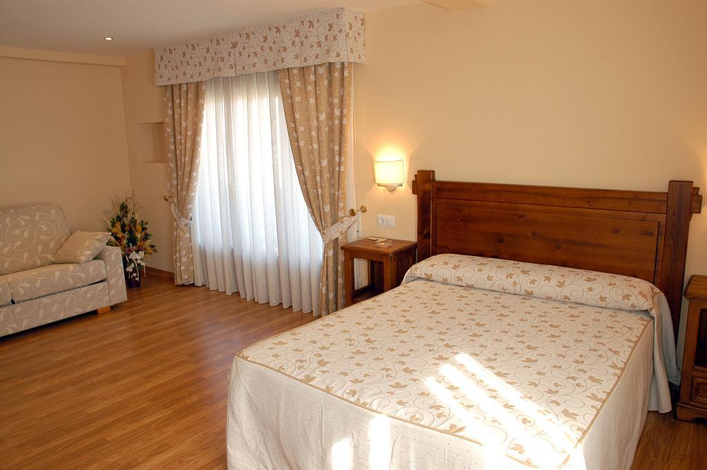 Aparthotel Tres Caminos El Grado Cameră foto